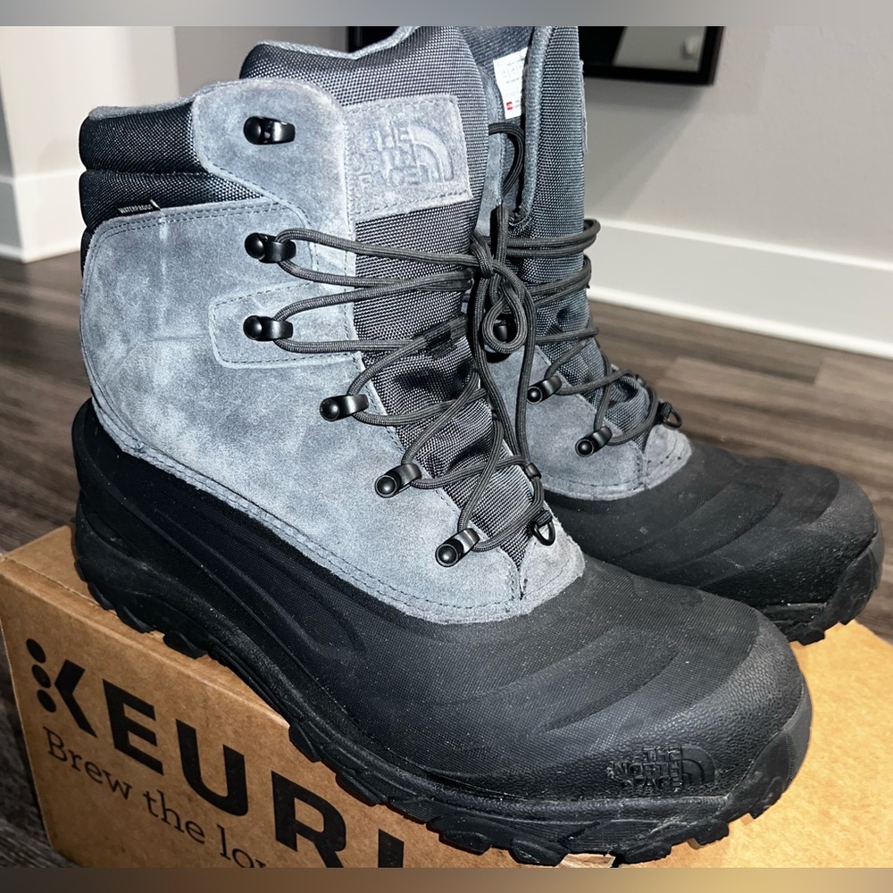Lightly worn men snow boots